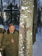 Суханов Н.В. рассказывает группе краеведов Епархиальной воскресной школы о загадочном кресте на сосне в районе безымянных захоронений.